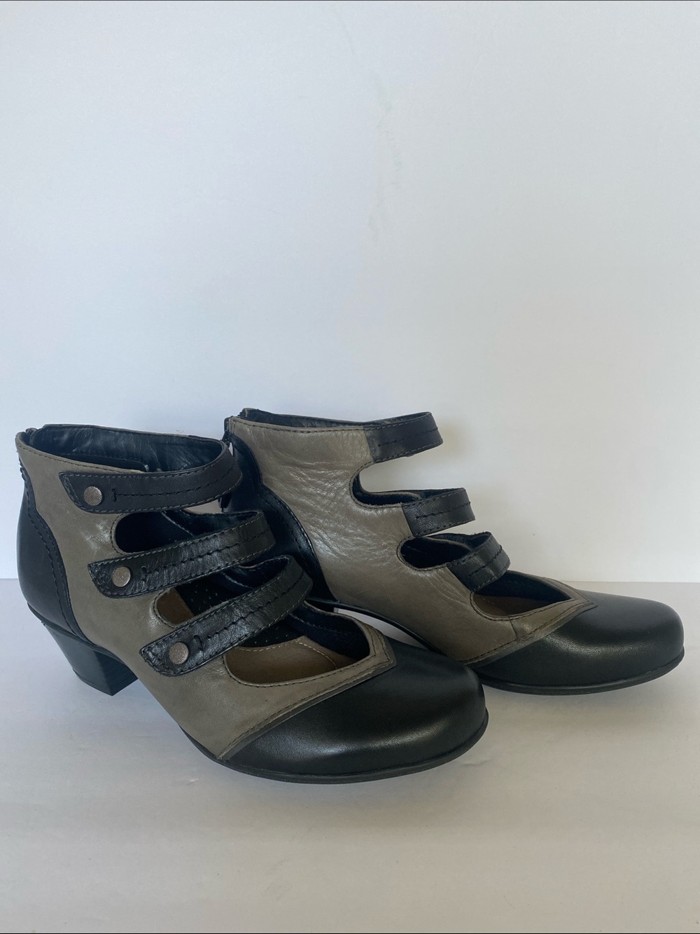 Earth gray and Black Triple-Strap Heeled Shoes
